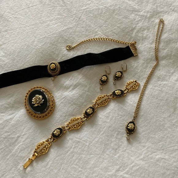 Vintage Black & Gold Rose Celebrity Jewelry - Picture 2 of 9